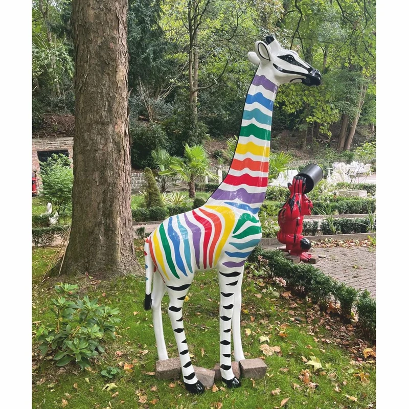Casa Padrino Garten Deko Skulptur Giraffe Weiß / Bunt H. 205 cm - Garten Deko Figur