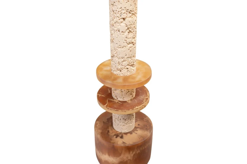 Casa Padrino Luxus Deko Objekt Cremeweiß / Braun Ø 12,1 x H. 42,5 cm - Skulptur Strata aus Kunstharz und Sand - Luxus Deko Accessoires