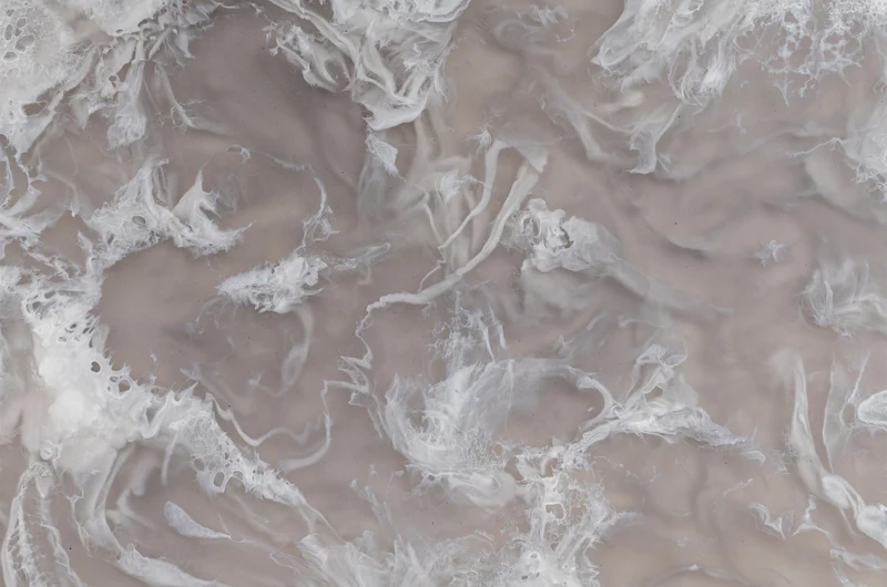 Casa Padrino Luxus Tablett Schwarz 50 x 25 x H. 1,7 cm - Rechteckiges Deko Tablett aus Kunstharz mit transparent schwarzer Wirbeloptik - Luxus Deko Accessoires