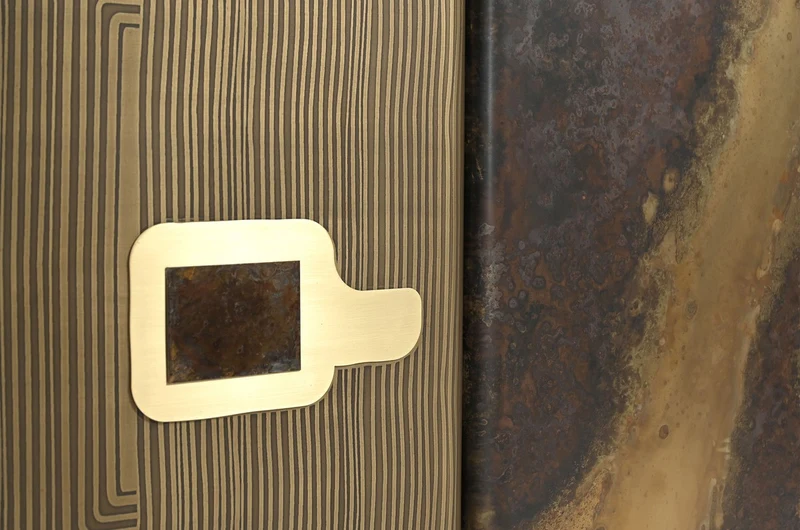 Casa Padrino Luxus Wanddekoration 102 x 5 x H. 101,5 cm - Zweiteiliges Wandrelief Fragment aus Stahl mit Messing im geätzten Antik-Messing Finish - Luxus Deko Accessoires