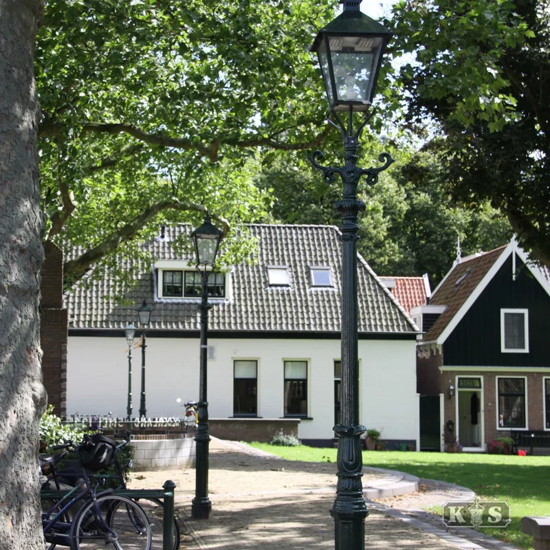 Casa Padrino Nostalgische Gartenlaterne 42 x 35 x H. 305 cm - Verschiedene Farben - Nostalgische Wetterfeste Außenleuchte