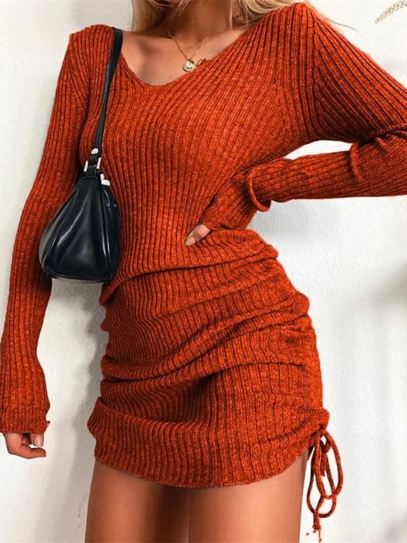 Geribbelde sweaterjurk, nauwsluitend gebreid model met verstelbare tailleband en trekkoord, lange mouwen