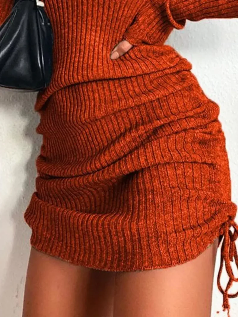 Geribbelde sweaterjurk, nauwsluitend gebreid model met verstelbare tailleband en trekkoord, lange mouwen