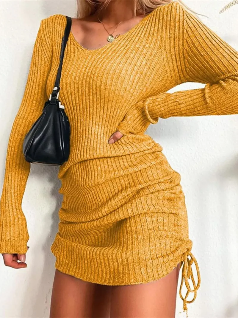 Geribbelde sweaterjurk, nauwsluitend gebreid model met verstelbare tailleband en trekkoord, lange mouwen