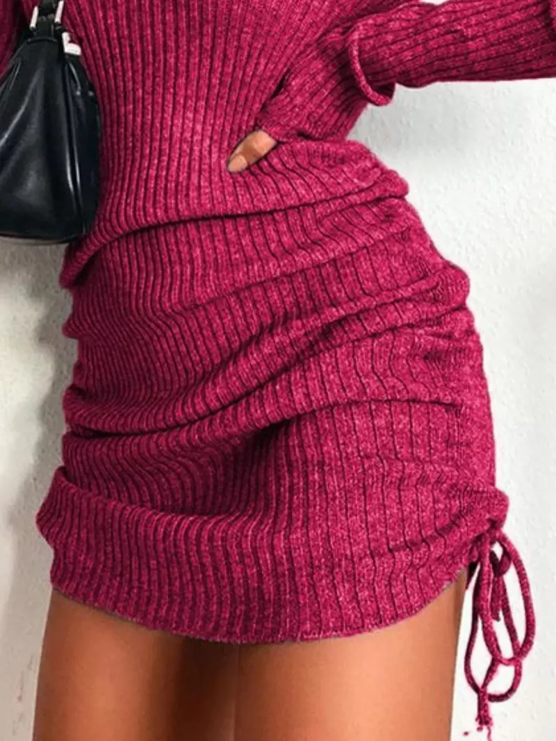 Geribbelde sweaterjurk, nauwsluitend gebreid model met verstelbare tailleband en trekkoord, lange mouwen