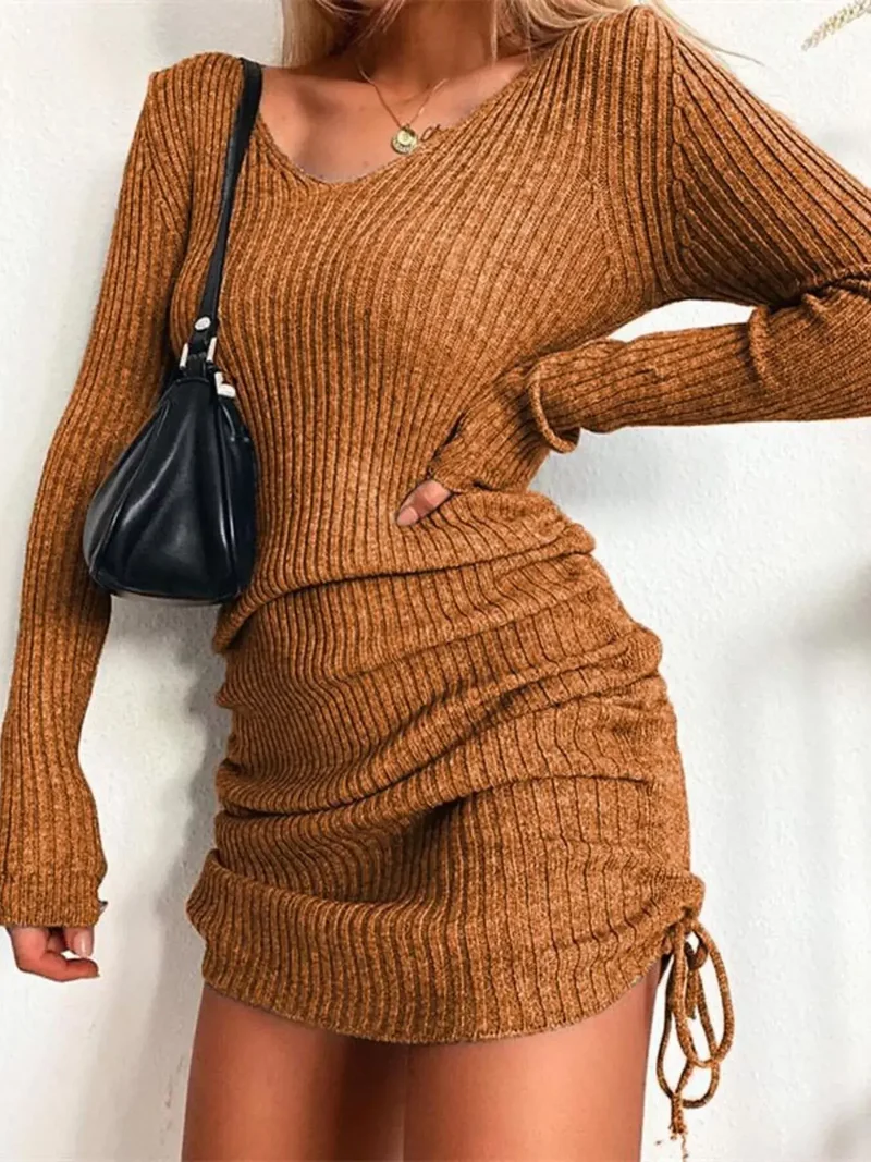 Geribbelde sweaterjurk, nauwsluitend gebreid model met verstelbare tailleband en trekkoord, lange mouwen