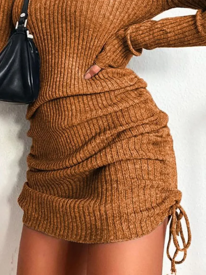 Geribbelde sweaterjurk, nauwsluitend gebreid model met verstelbare tailleband en trekkoord, lange mouwen