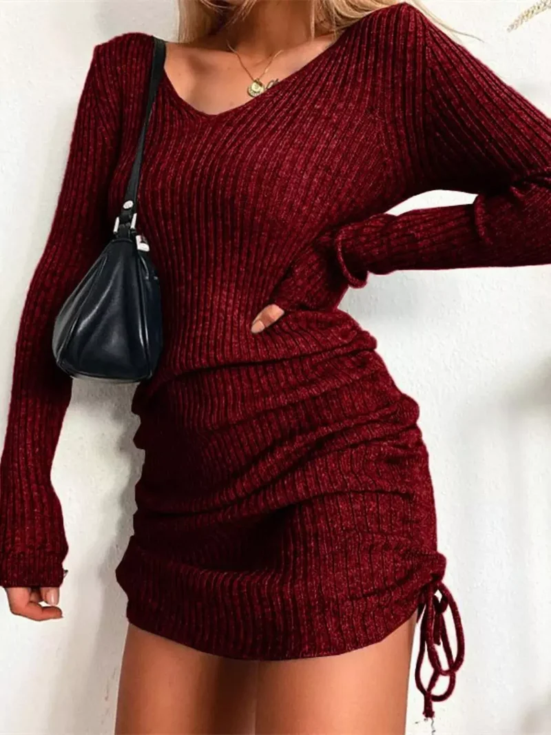 Geribbelde sweaterjurk, nauwsluitend gebreid model met verstelbare tailleband en trekkoord, lange mouwen