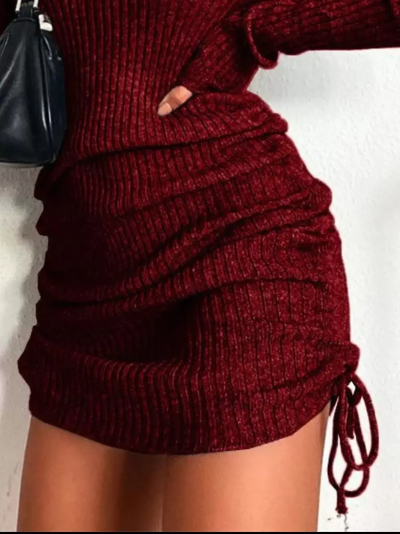 Geribbelde sweaterjurk, nauwsluitend gebreid model met verstelbare tailleband en trekkoord, lange mouwen