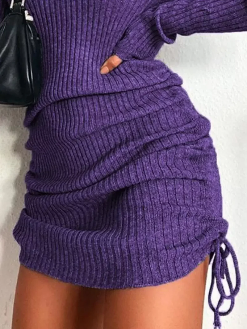 Geribbelde sweaterjurk, nauwsluitend gebreid model met verstelbare tailleband en trekkoord, lange mouwen