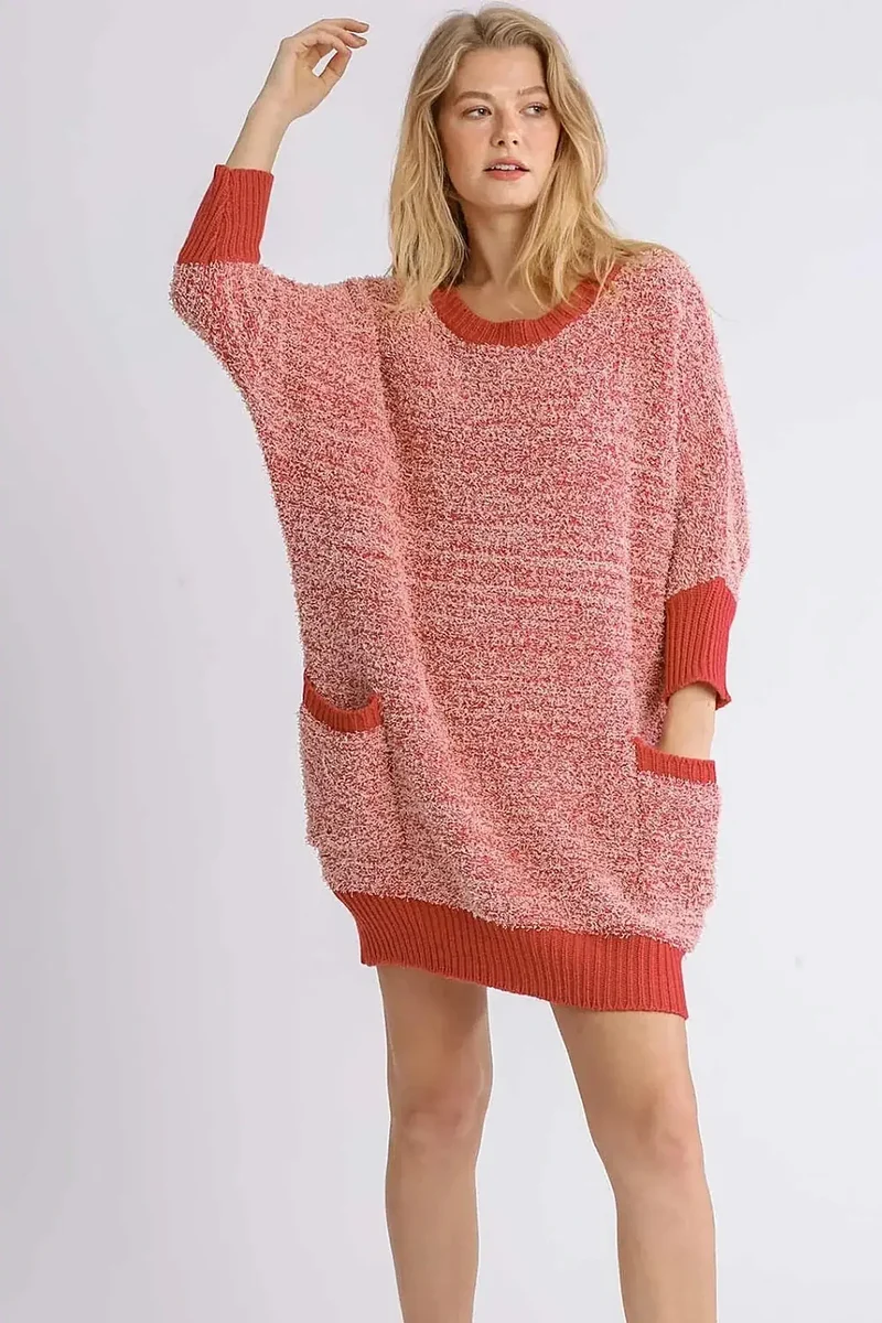 Trui-jurk met geribbelde zoom, ronde hals, 3/4 mouwen en zakken.