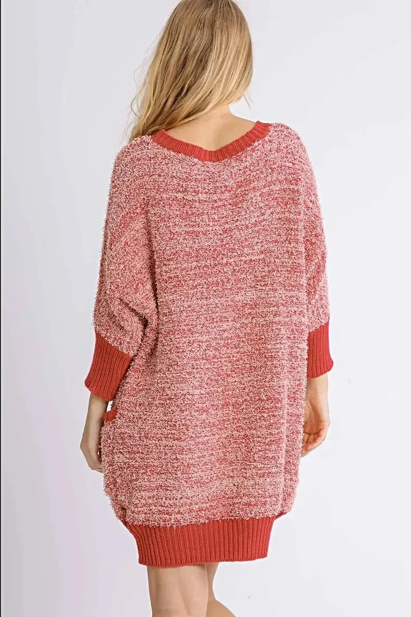 Trui-jurk met geribbelde zoom, ronde hals, 3/4 mouwen en zakken.