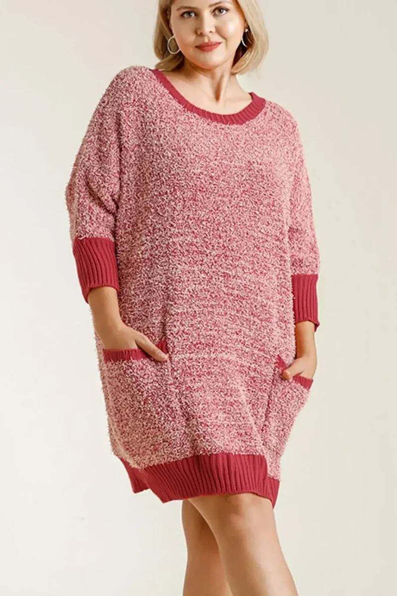 Trui-jurk met geribbelde zoom, ronde hals, 3/4 mouwen en zakken.