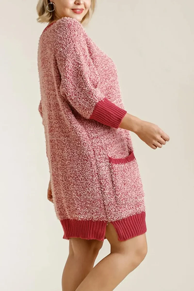 Trui-jurk met geribbelde zoom, ronde hals, 3/4 mouwen en zakken.