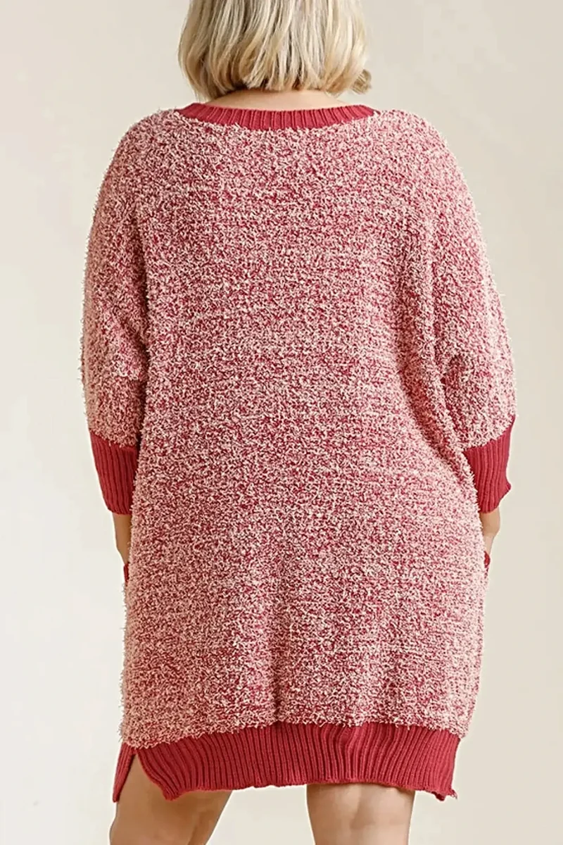 Trui-jurk met geribbelde zoom, ronde hals, 3/4 mouwen en zakken.