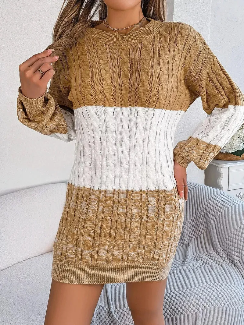 Trui-jurk met kleurblokken en kabelpatroon.