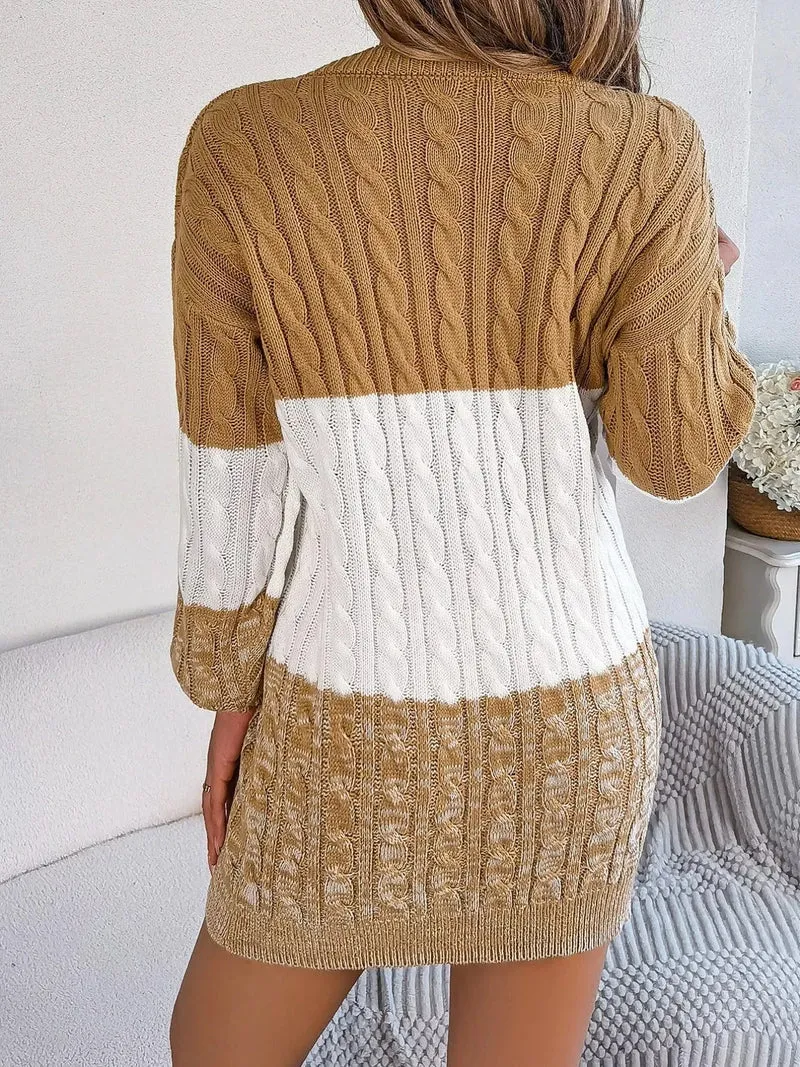 Trui-jurk met kleurblokken en kabelpatroon.