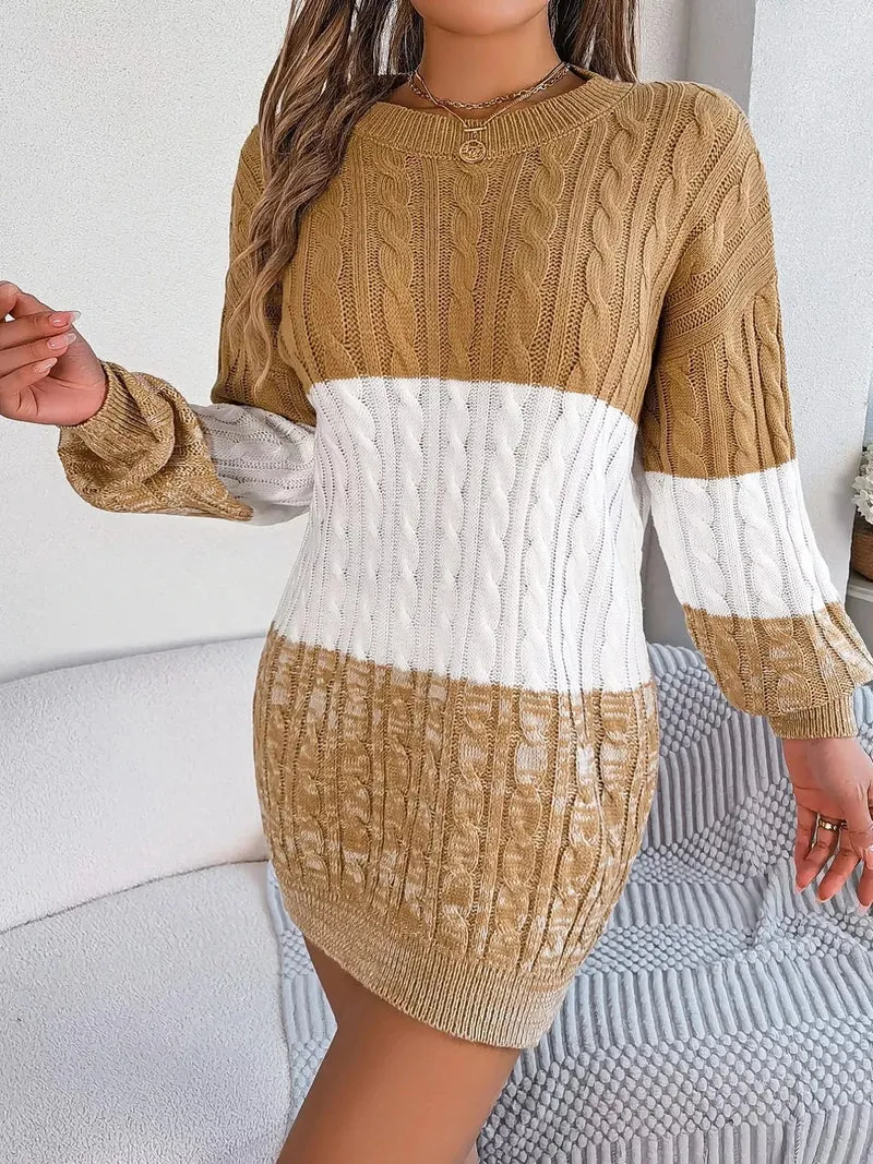 Trui-jurk met kleurblokken en kabelpatroon.
