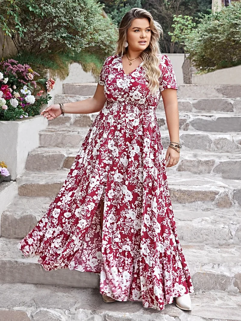 Elegante maxi-jurk in grote maat met split, V-hals en ondoorzichtige 100% viscose stof.