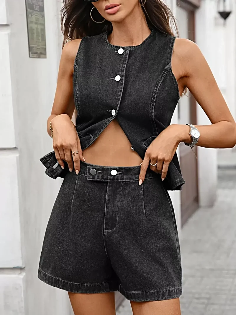 Stijlvolle mouwloze denim outfitset met vest met knoopjes en shorts voor een moeiteloos chique look.