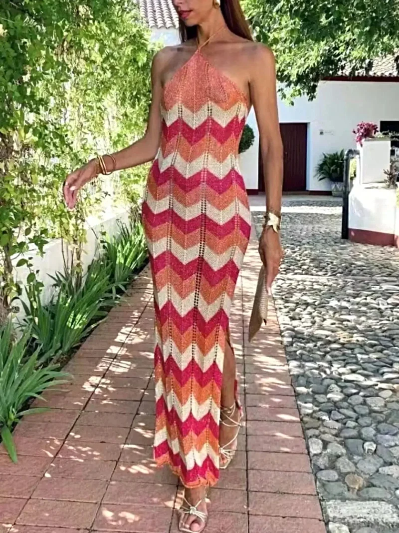 Chevron sweaterjurk – Luxe midi-jurk met halternek, opengewerkte details en split, gemaakt van viscose.