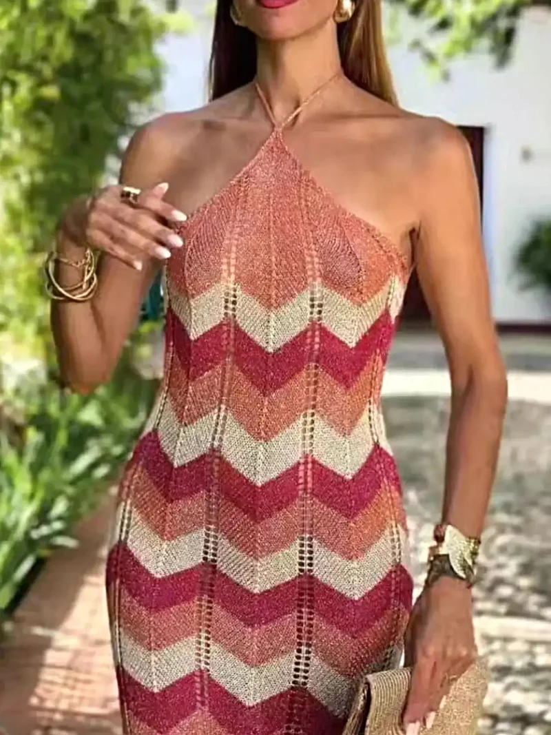Chevron sweaterjurk – Luxe midi-jurk met halternek, opengewerkte details en split, gemaakt van viscose.
