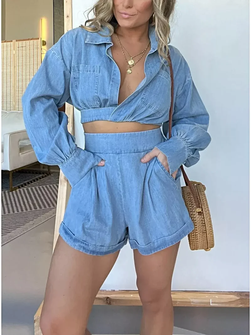 Set bestaande uit een top met lange mouwen en een short met zakken – een stijlvolle tweedelige denim outfit