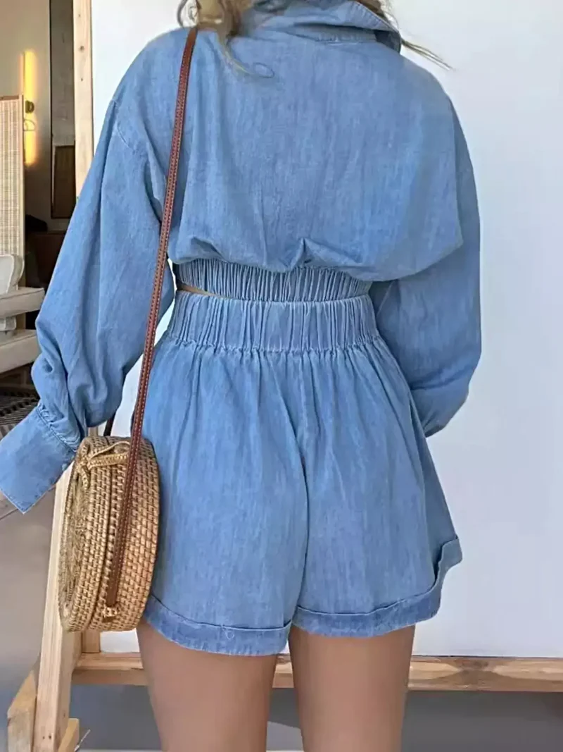 Set bestaande uit een top met lange mouwen en een short met zakken – een stijlvolle tweedelige denim outfit