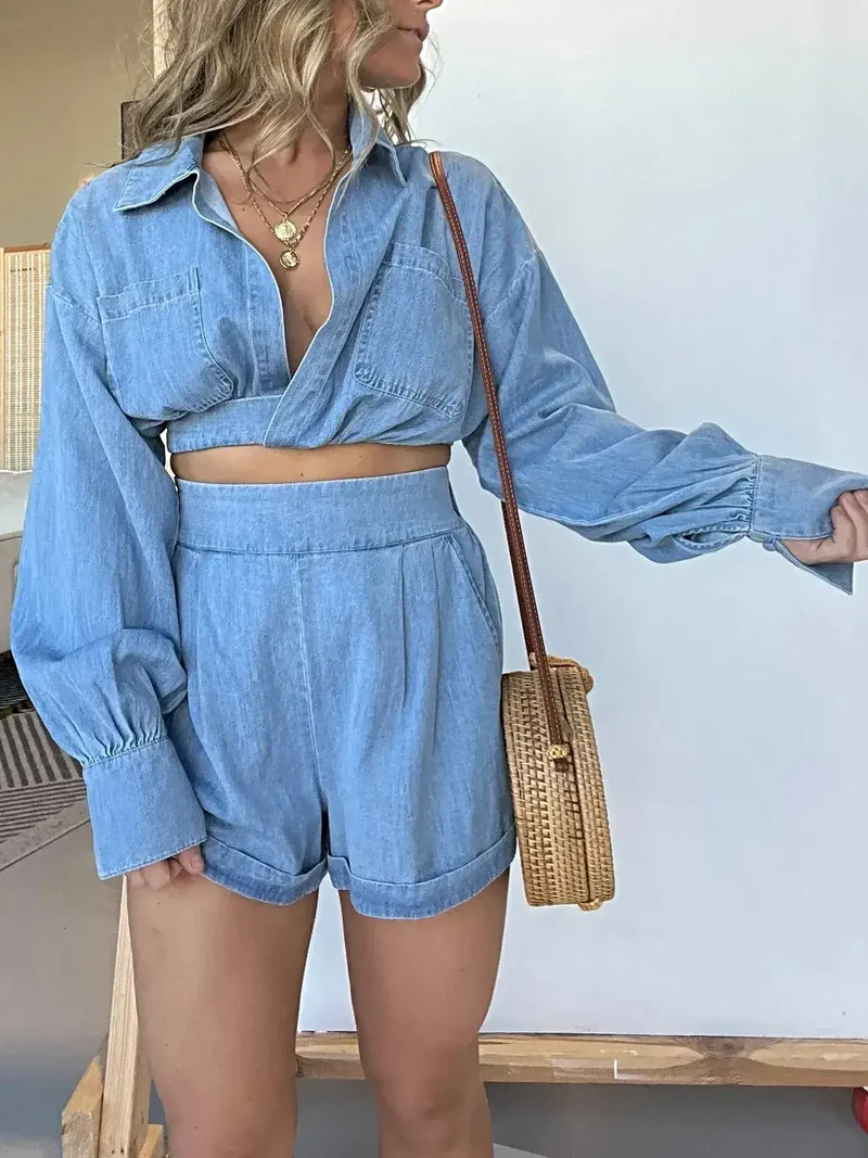 Set bestaande uit een top met lange mouwen en een short met zakken – een stijlvolle tweedelige denim outfit