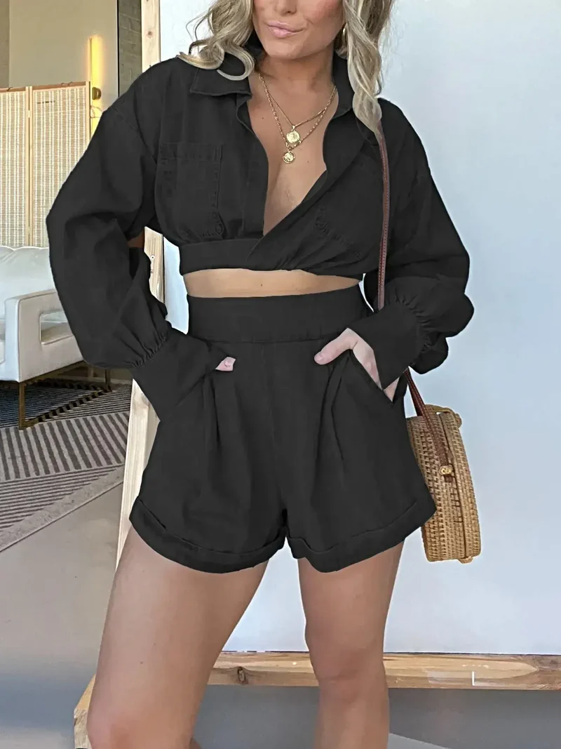 Set bestaande uit een top met lange mouwen en een short met zakken – een stijlvolle tweedelige denim outfit