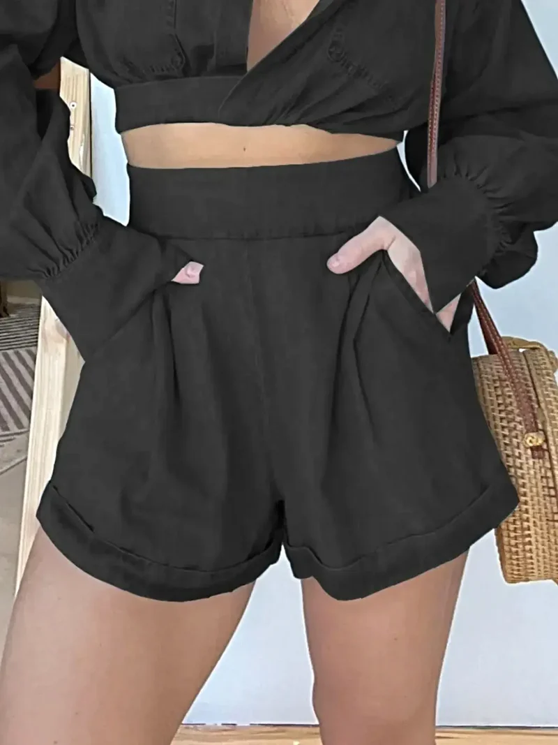 Set bestaande uit een top met lange mouwen en een short met zakken – een stijlvolle tweedelige denim outfit
