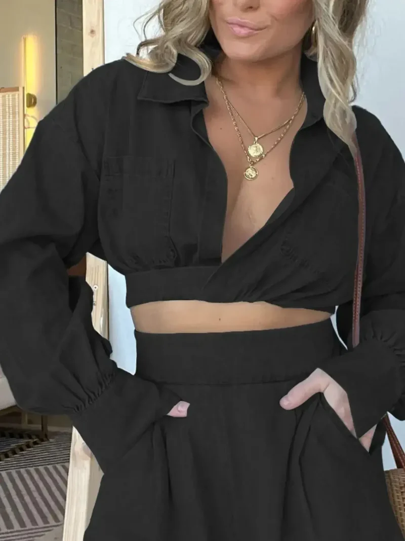 Set bestaande uit een top met lange mouwen en een short met zakken – een stijlvolle tweedelige denim outfit