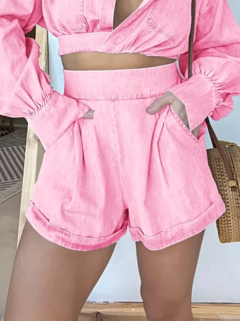 Set bestaande uit een top met lange mouwen en een short met zakken – een stijlvolle tweedelige denim outfit