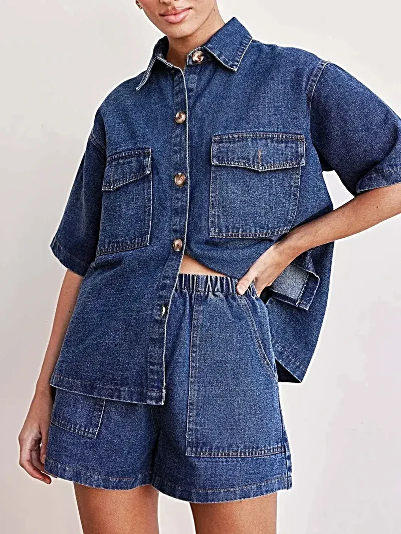 Luxe denim set met knoopsluiting, bestaande uit een top met korte mouwen en een short met zakken.
