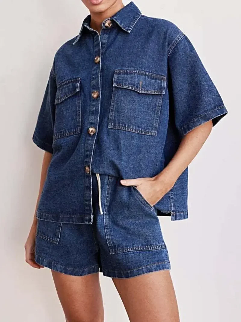 Luxe denim set met knoopsluiting, bestaande uit een top met korte mouwen en een short met zakken.