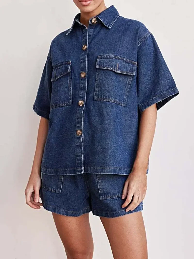 Luxe denim set met knoopsluiting, bestaande uit een top met korte mouwen en een short met zakken.