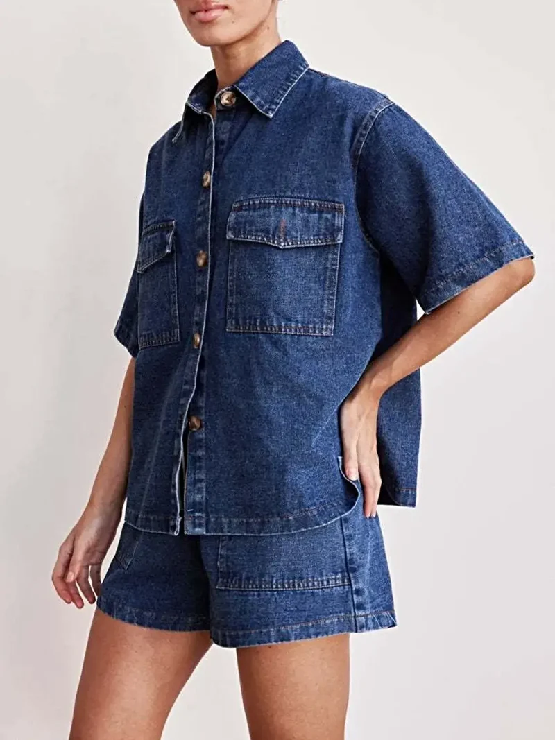 Luxe denim set met knoopsluiting, bestaande uit een top met korte mouwen en een short met zakken.