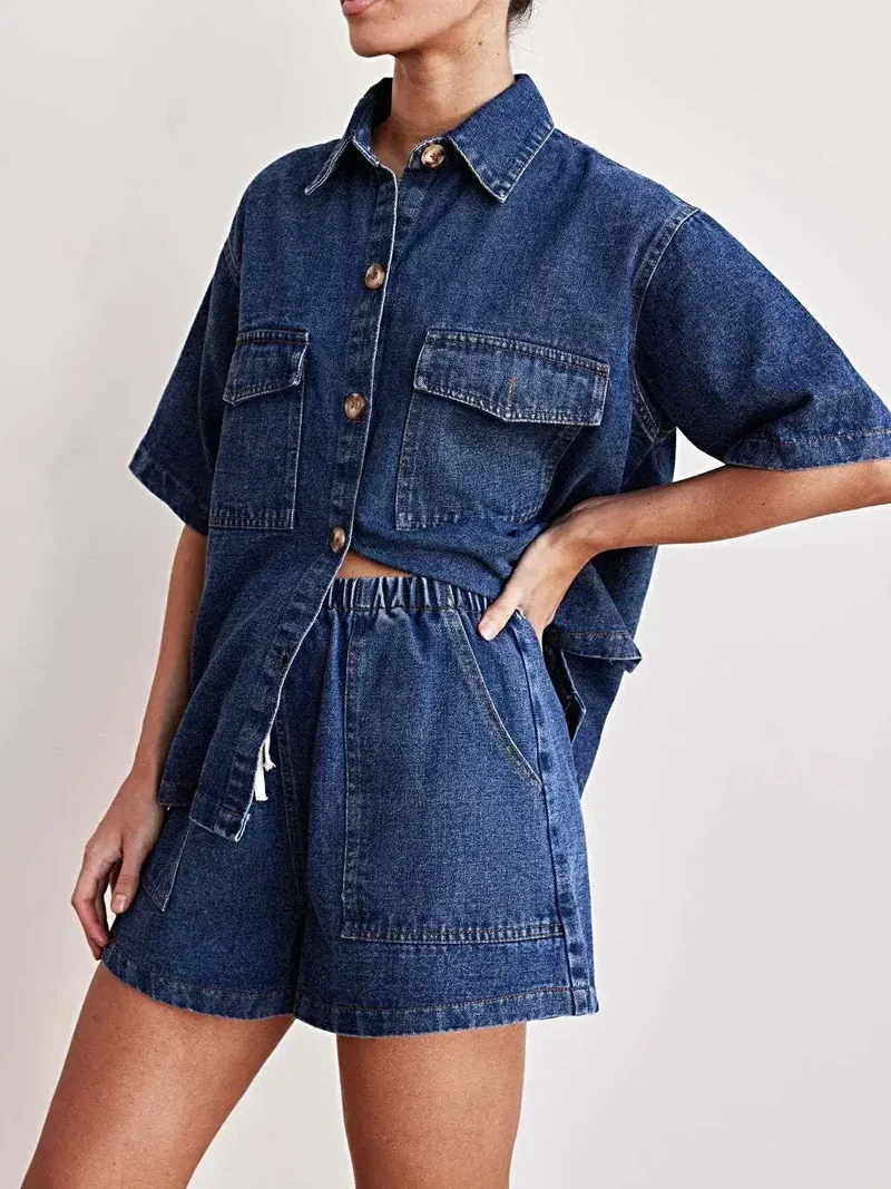 Luxe denim set met knoopsluiting, bestaande uit een top met korte mouwen en een short met zakken.