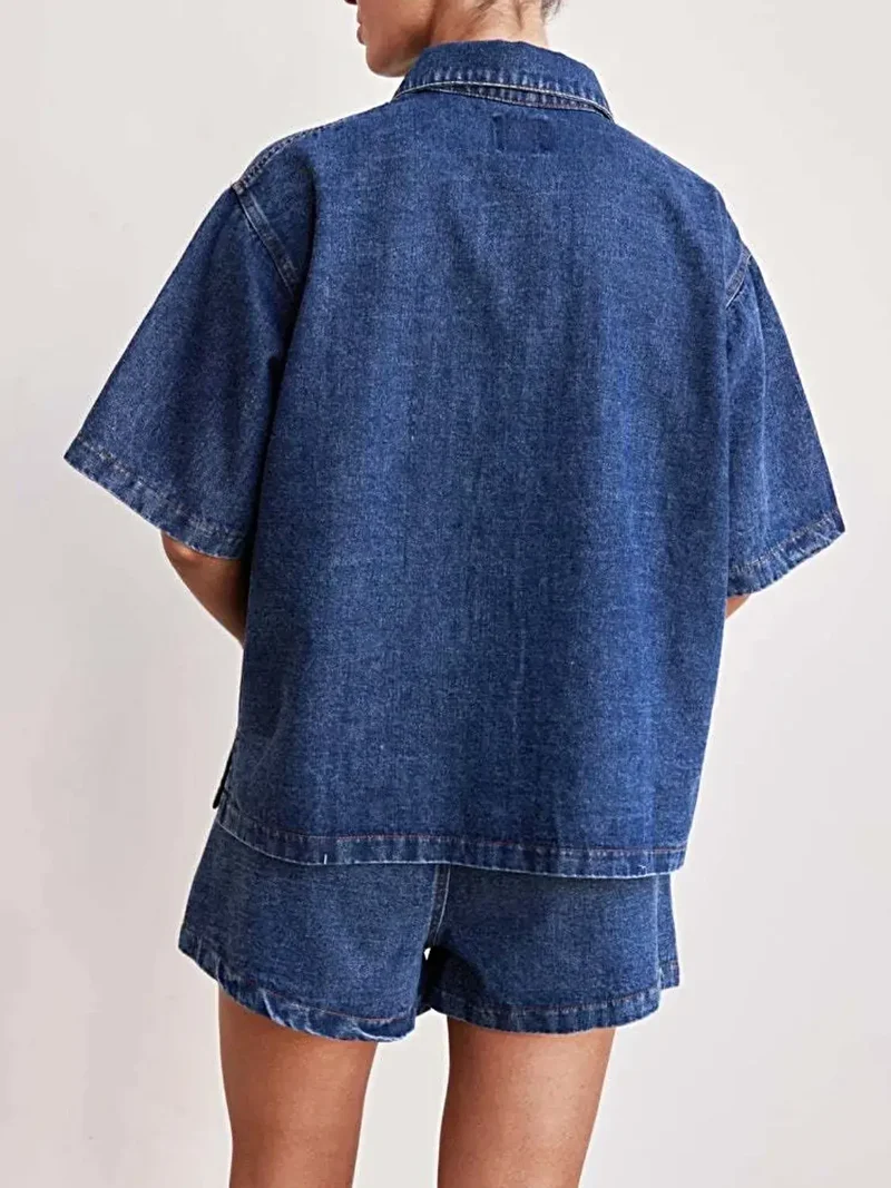 Luxe denim set met knoopsluiting, bestaande uit een top met korte mouwen en een short met zakken.