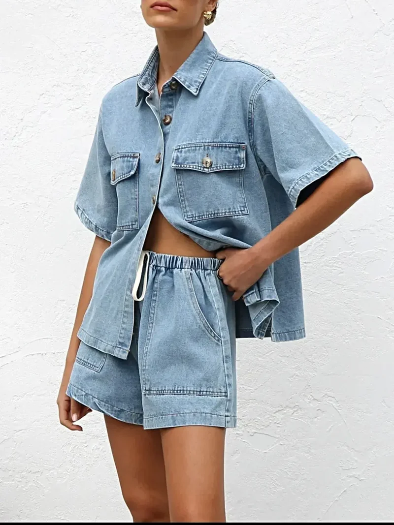 Luxe denim set met knoopsluiting, bestaande uit een top met korte mouwen en een short met zakken.
