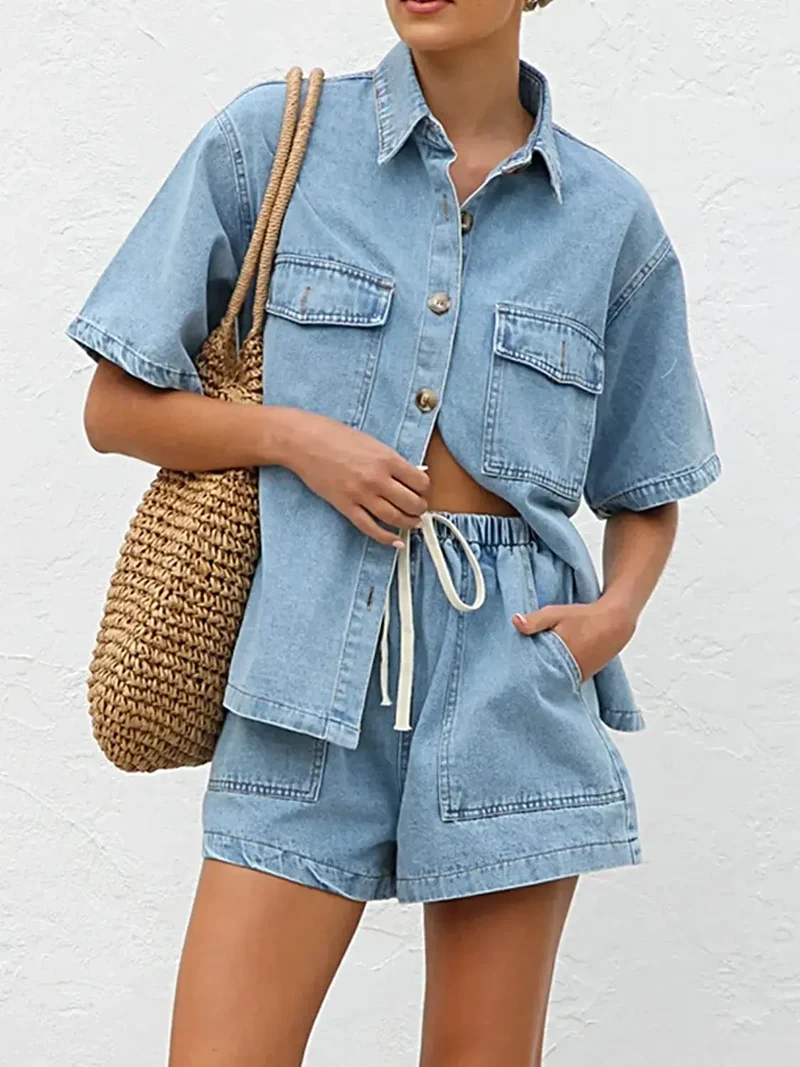 Luxe denim set met knoopsluiting, bestaande uit een top met korte mouwen en een short met zakken.