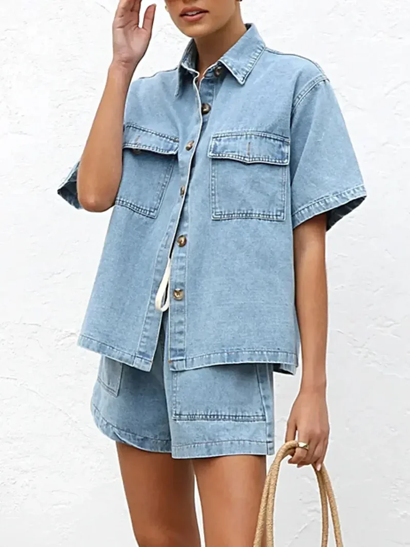 Luxe denim set met knoopsluiting, bestaande uit een top met korte mouwen en een short met zakken.