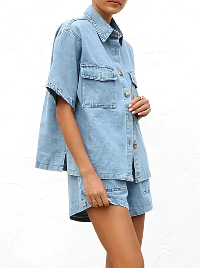 Luxe denim set met knoopsluiting, bestaande uit een top met korte mouwen en een short met zakken.