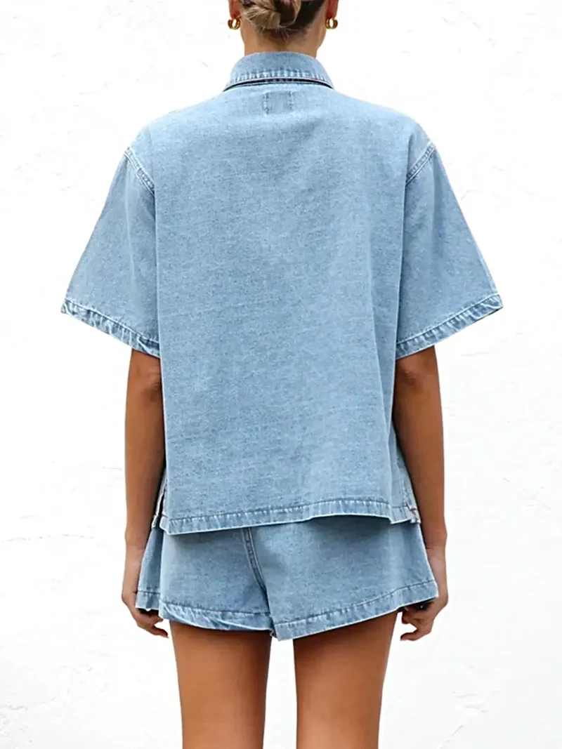 Luxe denim set met knoopsluiting, bestaande uit een top met korte mouwen en een short met zakken.