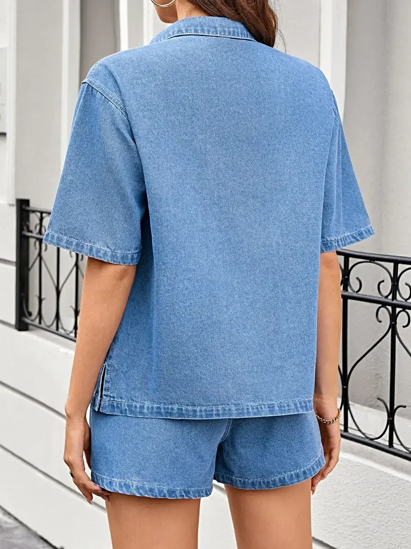 Stijlvolle denim outfits met verlaagde schouders: casual tweedelige set van shirt en short met trekkoord en zakken.
