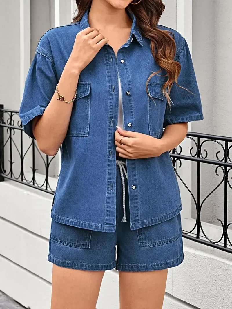 Stijlvolle denim outfits met verlaagde schouders: casual tweedelige set van shirt en short met trekkoord en zakken.