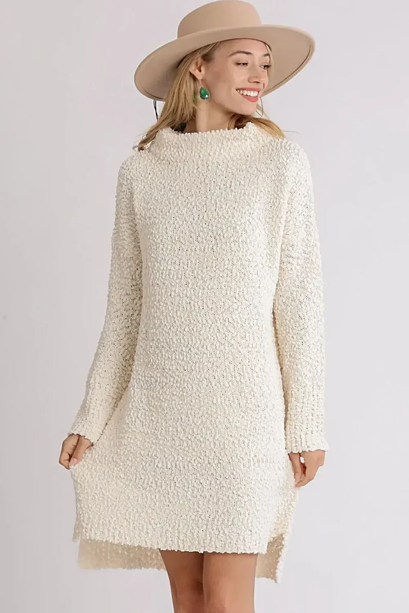 Trui-jurk met lange mouwen, getextureerde bouclé, asymmetrische zoom en zijsplit.