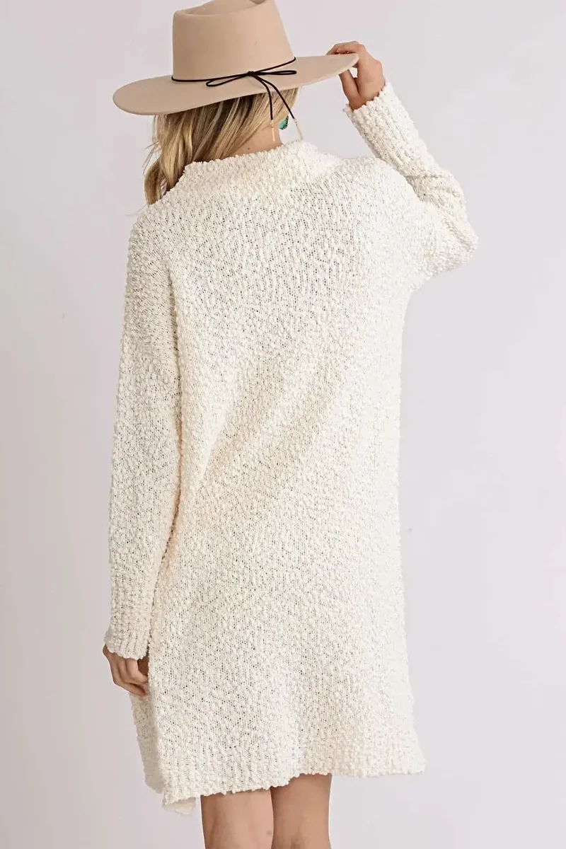 Trui-jurk met lange mouwen, getextureerde bouclé, asymmetrische zoom en zijsplit.