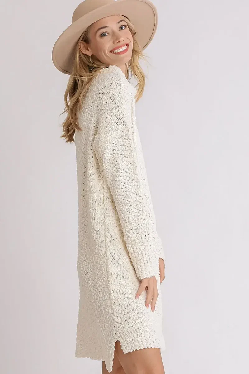 Trui-jurk met lange mouwen, getextureerde bouclé, asymmetrische zoom en zijsplit.