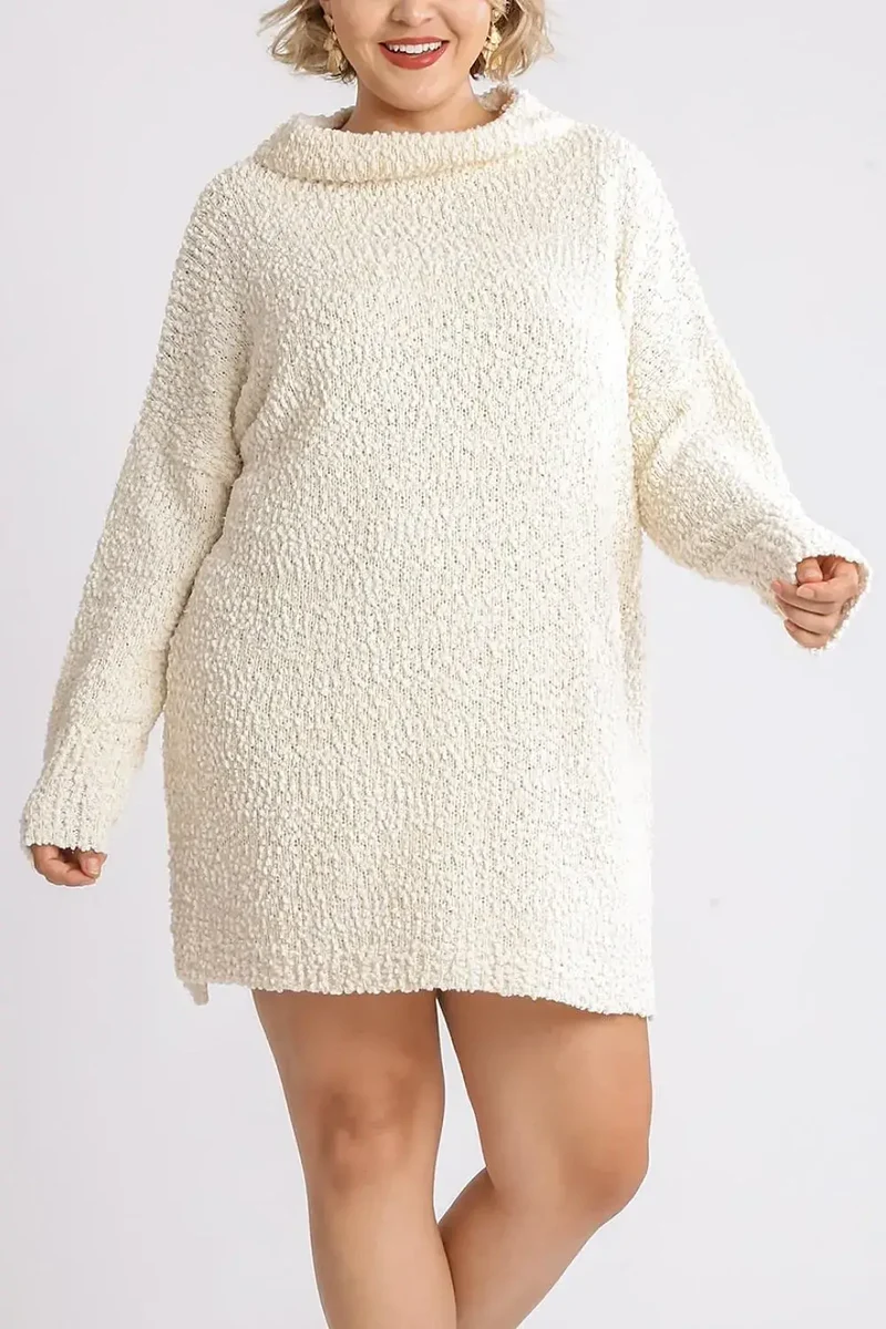 Trui-jurk met lange mouwen, getextureerde bouclé, asymmetrische zoom en zijsplit.